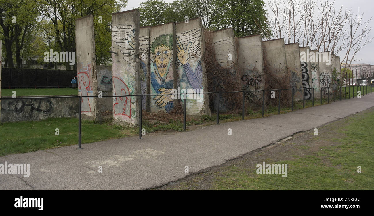 Blick in den Himmel, dass Berliner Mauer Graffiti Segmente, entfernte 1997 2. Weltkrieg Gräber, Sophien-Friedhof-Gelände, Bernauer Straße gespeichert grau Stockfoto