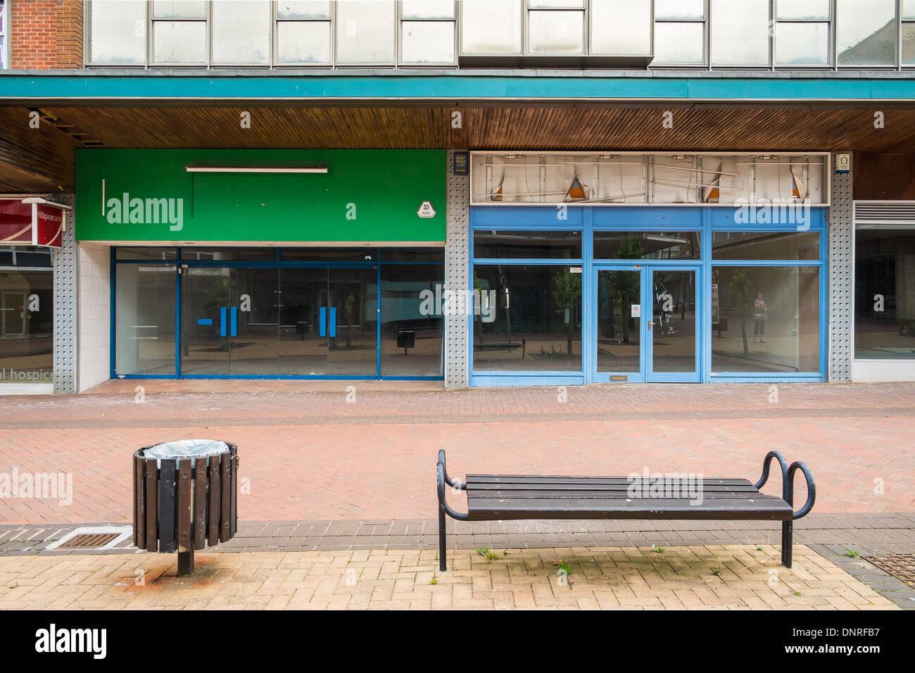 BRACKNELL, Großbritannien - 11. August 2013: Eine leere Highstreet in den Berkshire Bracknell warten auf Abriss Stockfoto