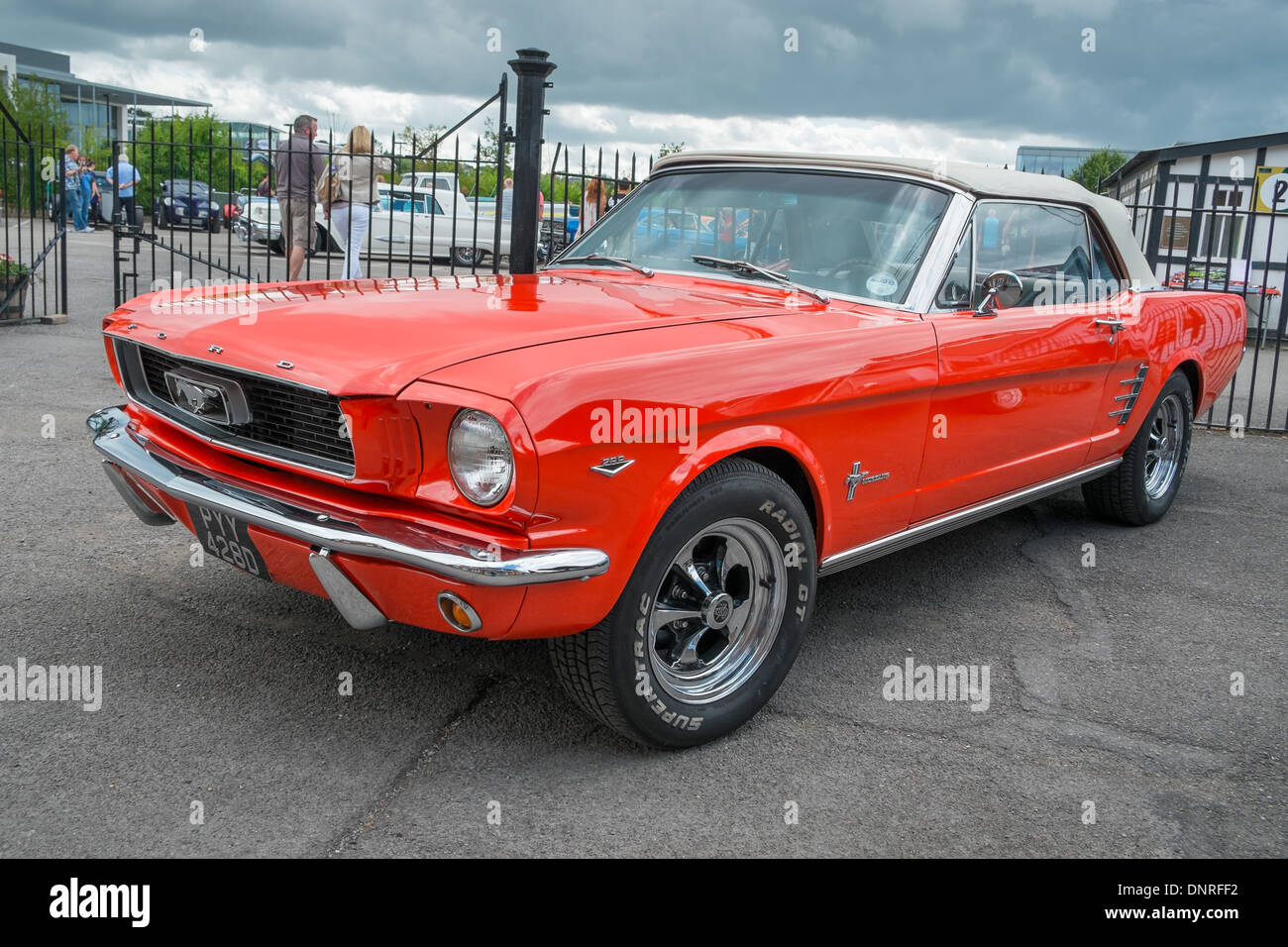 WEYBRIDGE, SURRY, UK - 18 AUGUST: Ein roter klassischen Ford Mustang Cabrio auf der Brooklands Motor Museen Mustang treffen Stockfoto