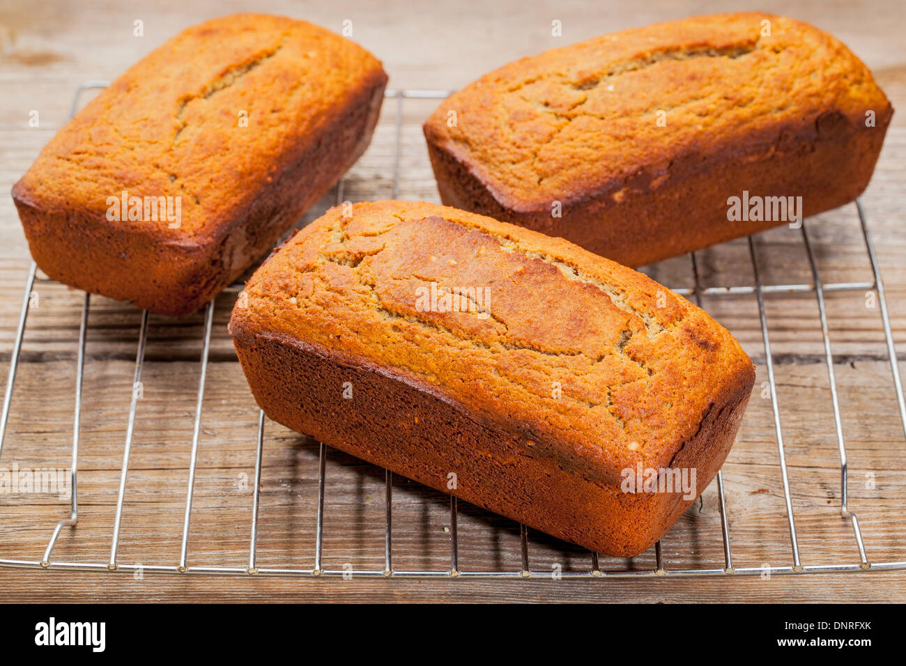 drei Brote der frisch gebackene glutenfreies Brot zubereitet mit Kokos und Mandel-Mehl, Leinsamen Mahlzeit mit Sesamsamen Stockfoto