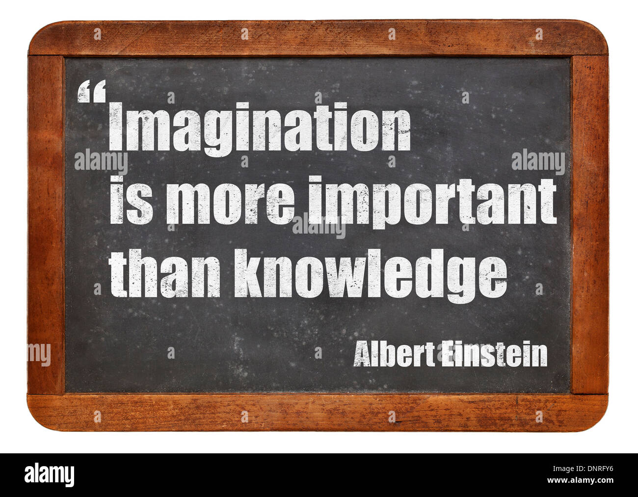Phantasie ist wichtiger als wissen - ein Zitat von Albert Einstein--weiße Kreide Text auf einer Vintage Schiefer-Tafel Stockfoto