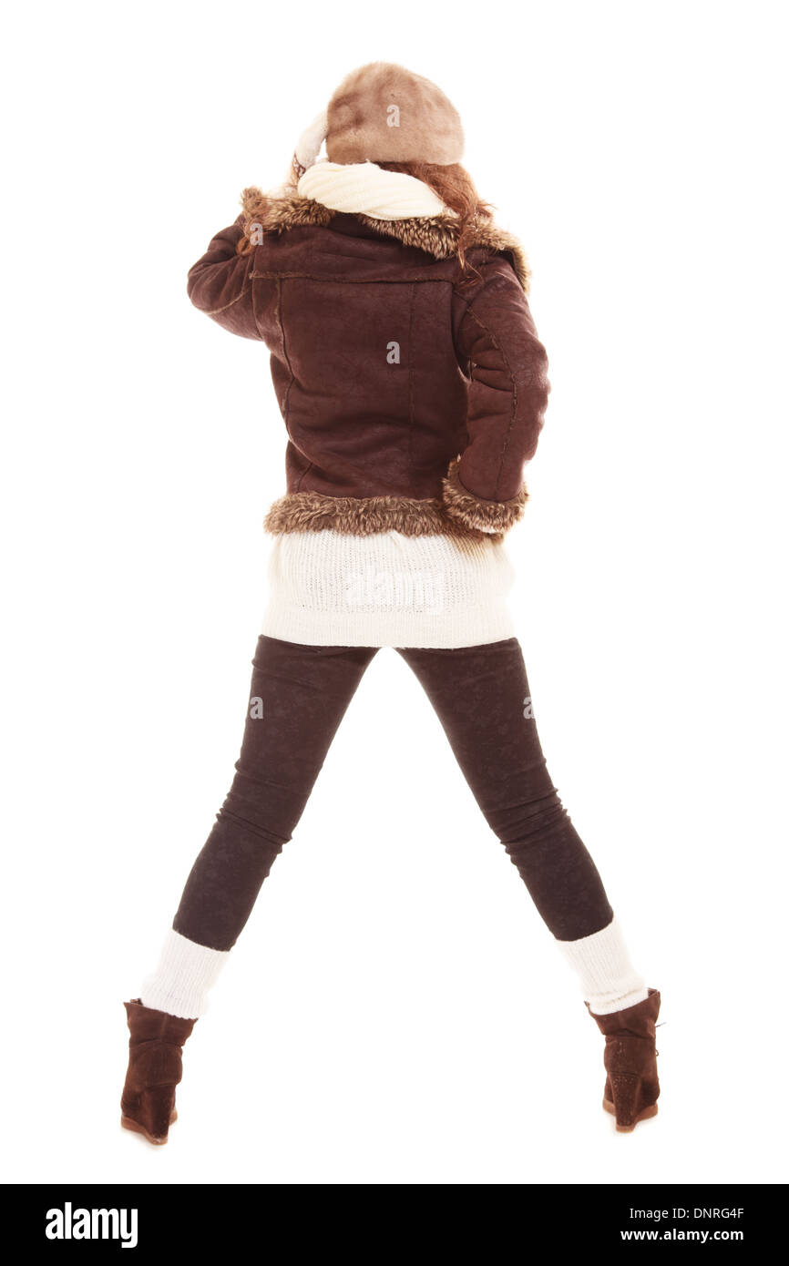 Wintermode Rückseite Frau in warme Kleidung voller Länge isoliert auf weißem Hintergrund Stockfoto