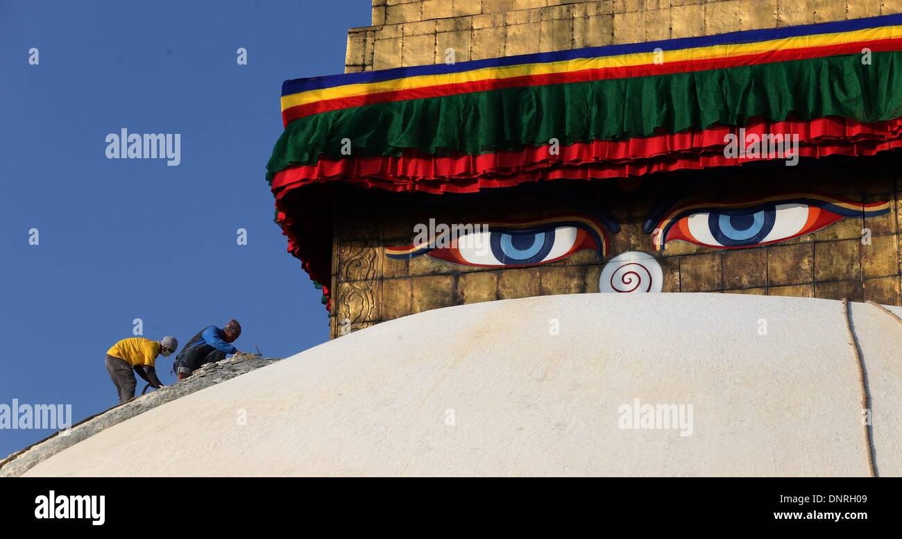 Kathmandu, Nepal. 5. Januar 2013. Nepalesische Beschäftigte renovieren Boudhanath Stupa, ein Welterbe in Kathmandu, Nepal, 4. Januar 2014. © Sunil Sharma/Xinhua/Alamy Live-Nachrichten Stockfoto