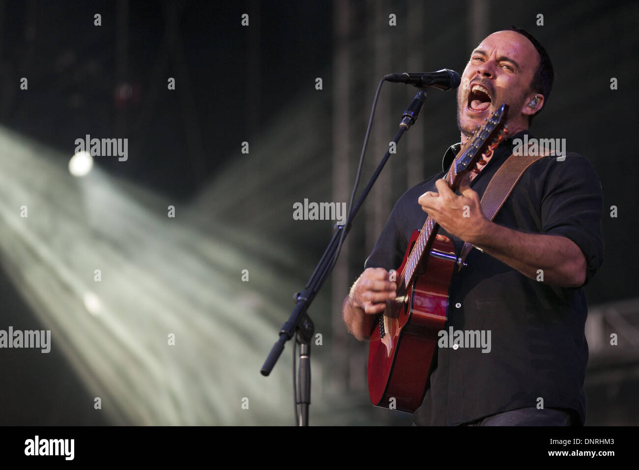 Chicago, Illinois, USA. 8. Juli 2011. DAVE MATTHEWS führt mit seiner Band während der Dave Matthews Band Caravan in Chicago, Illinois © Daniel DeSlover/ZUMAPRESS.com/Alamy Live-Nachrichten Stockfoto