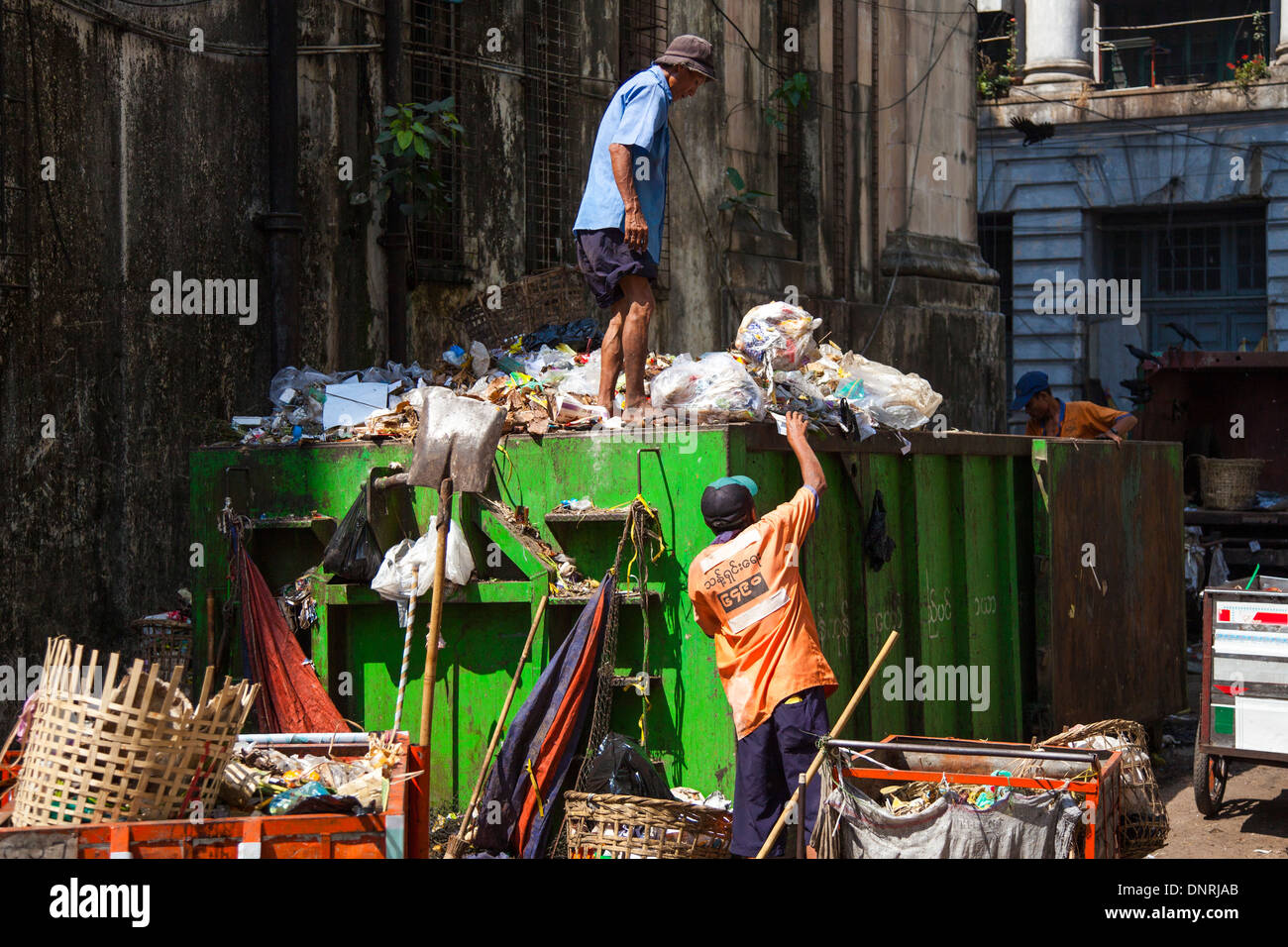 Müllmänner entleeren ihre Körbe, Yangon, Myanmar Stockfoto