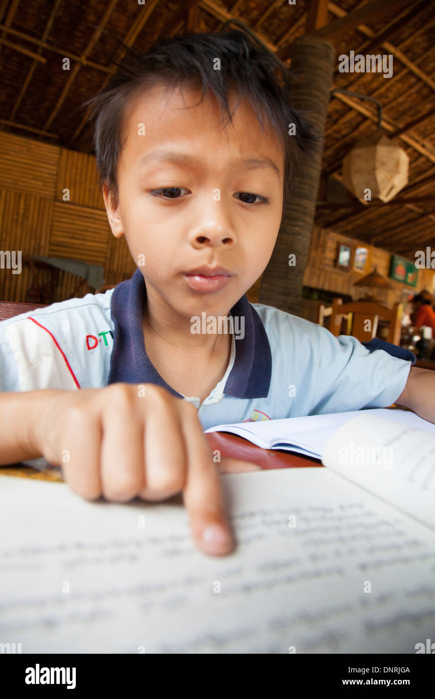 Junge studieren in Bagan Myanmar Stockfoto