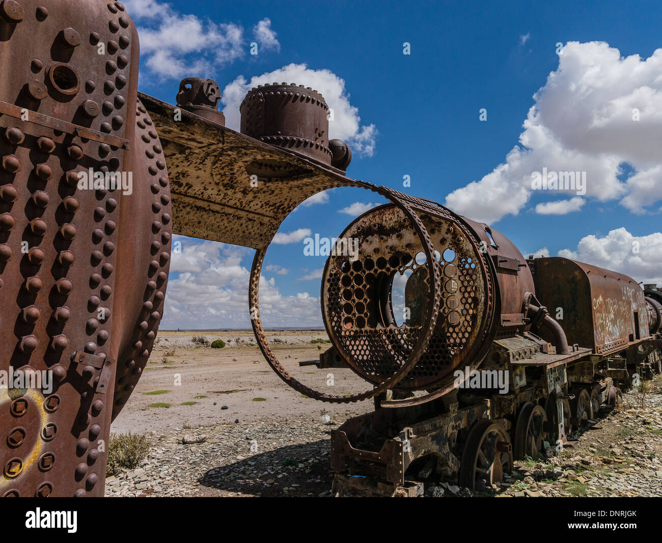 Bolivianische Schulen Friedhof aus der alten Dampfloks und antike Züge im Salar de Uyuni, Bolivien aufgegeben. Stockfoto