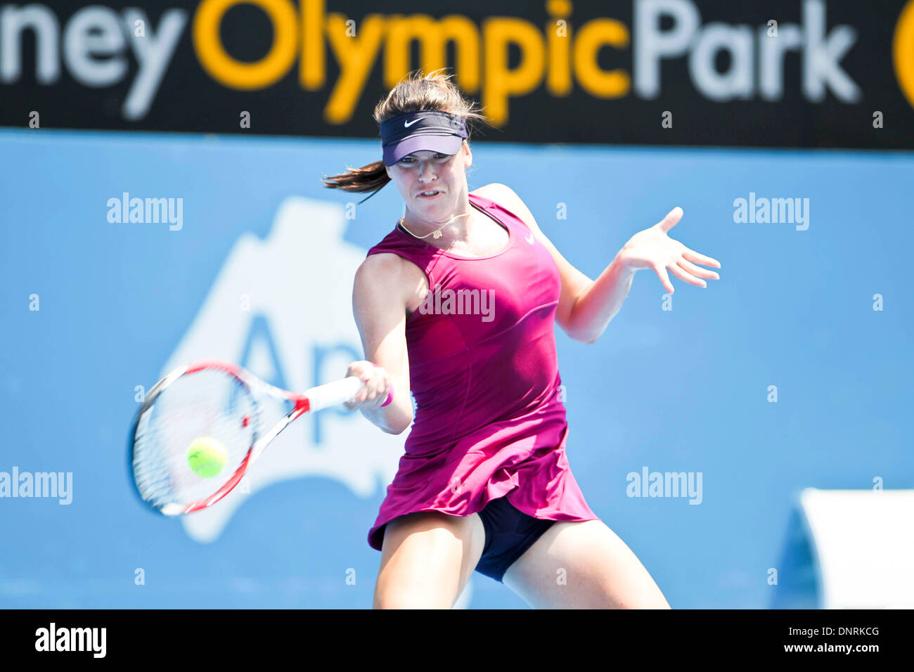 Sydney, Australien. 5. Januar 2014. Ajla Tomljanovic Kroatiens kehrt der Ball während der Frauen erste Runde Wettbewerb gegen Daniela Hantuchova der Slowakei am 2014 Apia International Sydney Tennisturnier in Sydney, Australien, 5. Januar 2014 Singles. Ajla Tomljanovic gewann 2: 0. Bildnachweis: Jin Linpeng/Xinhua/Alamy Live-Nachrichten Stockfoto