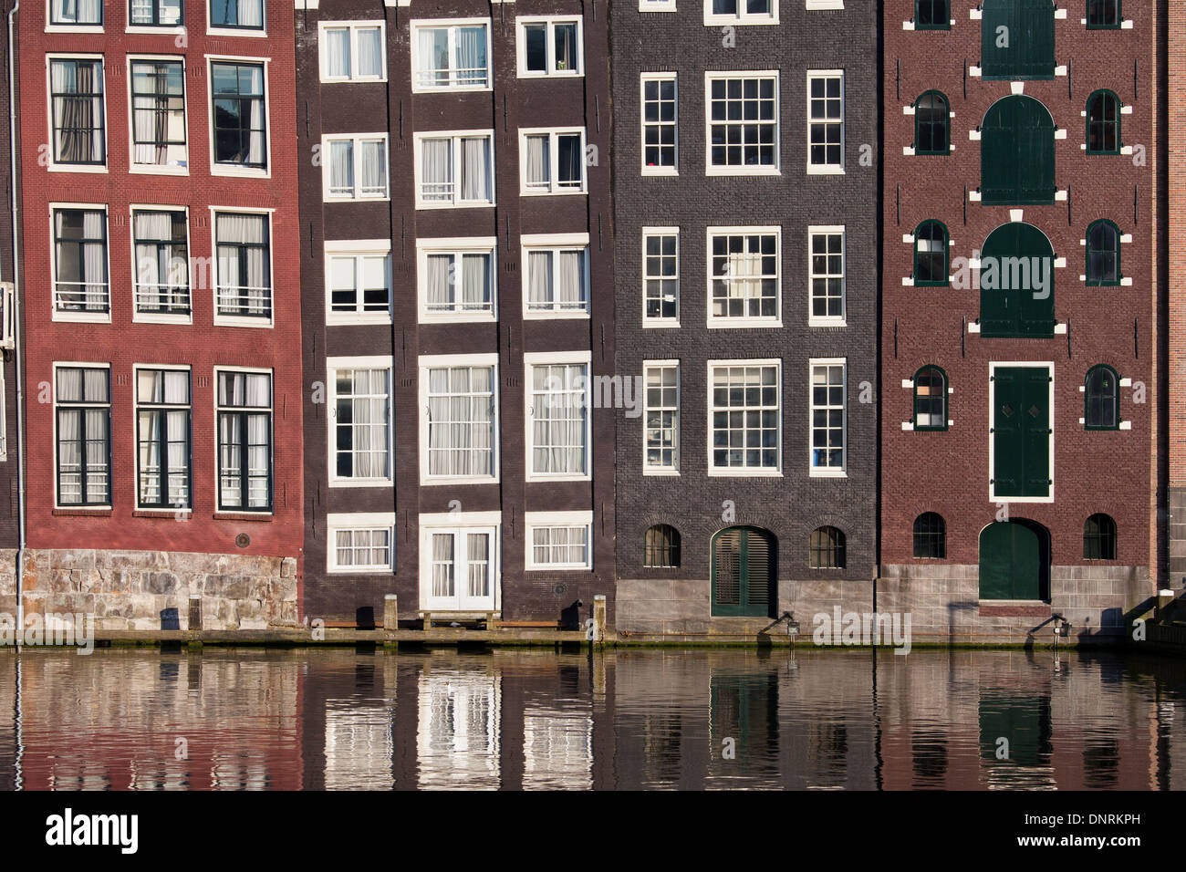 Traditionelle, beherbergt altholländischen Stil Reihenhaus am Kanal in Amsterdam, Niederlande. Stockfoto