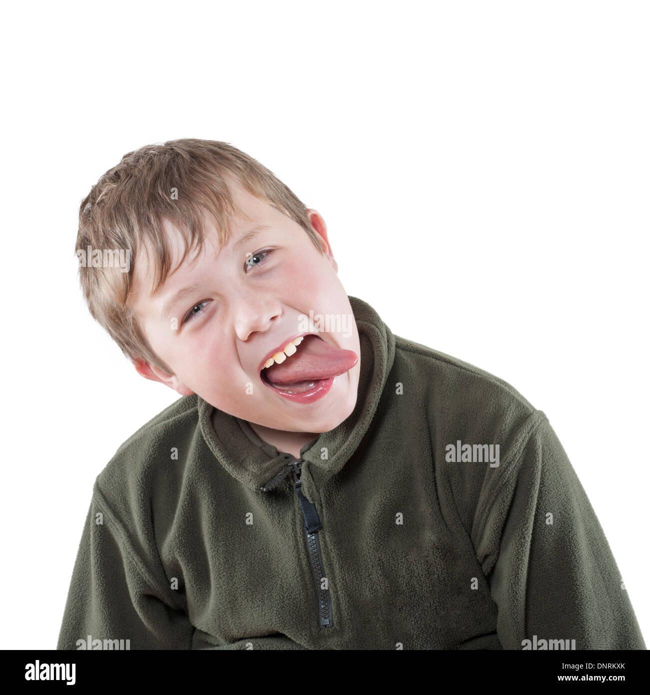 Ein 10 jähriger Junge seine Zunge heraus im Vereinigten Königreich Stockfoto