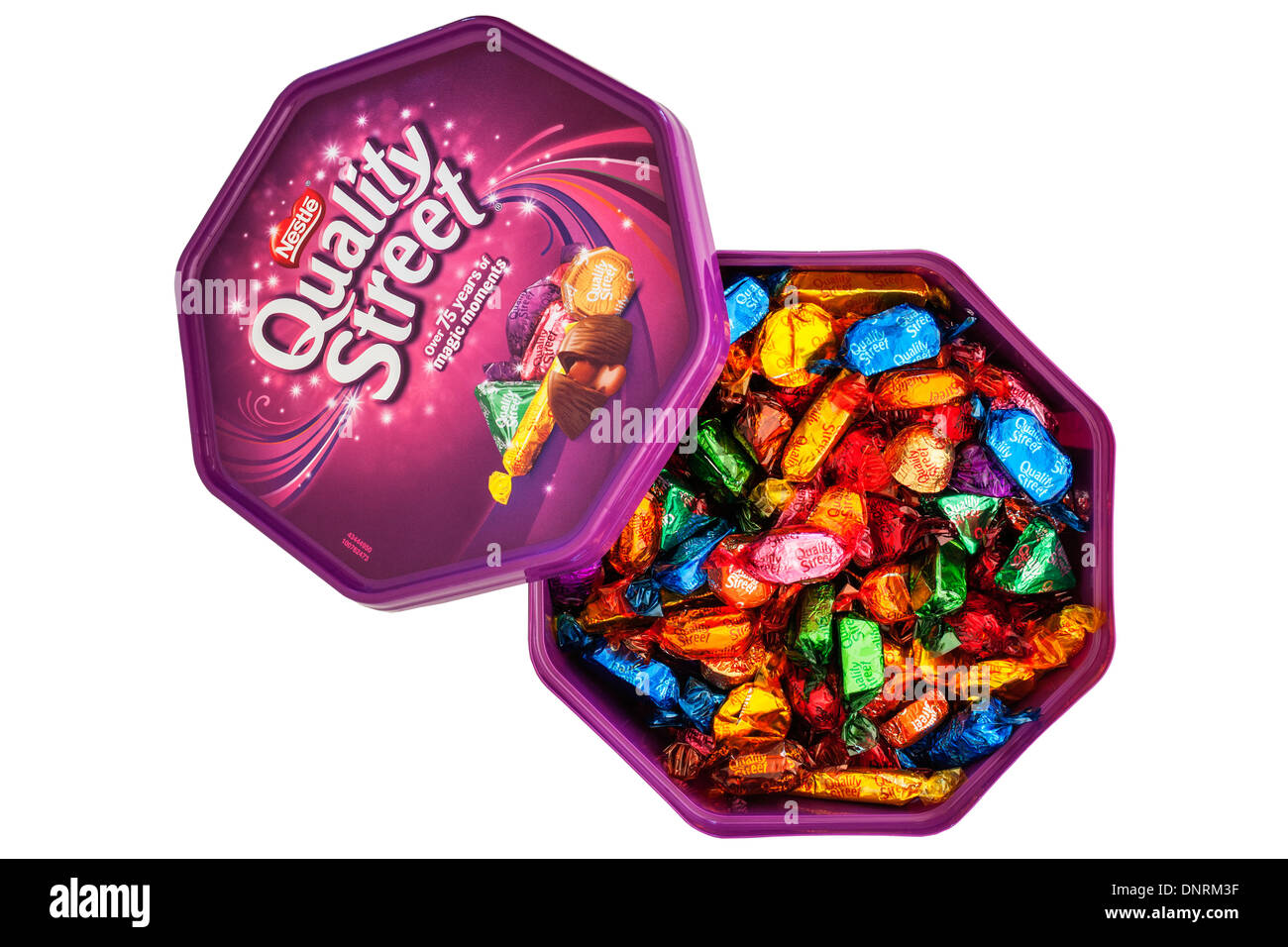 Eine Wanne mit Nestle Quality Street Pralinen Süßigkeiten auf weißem Hintergrund Stockfoto