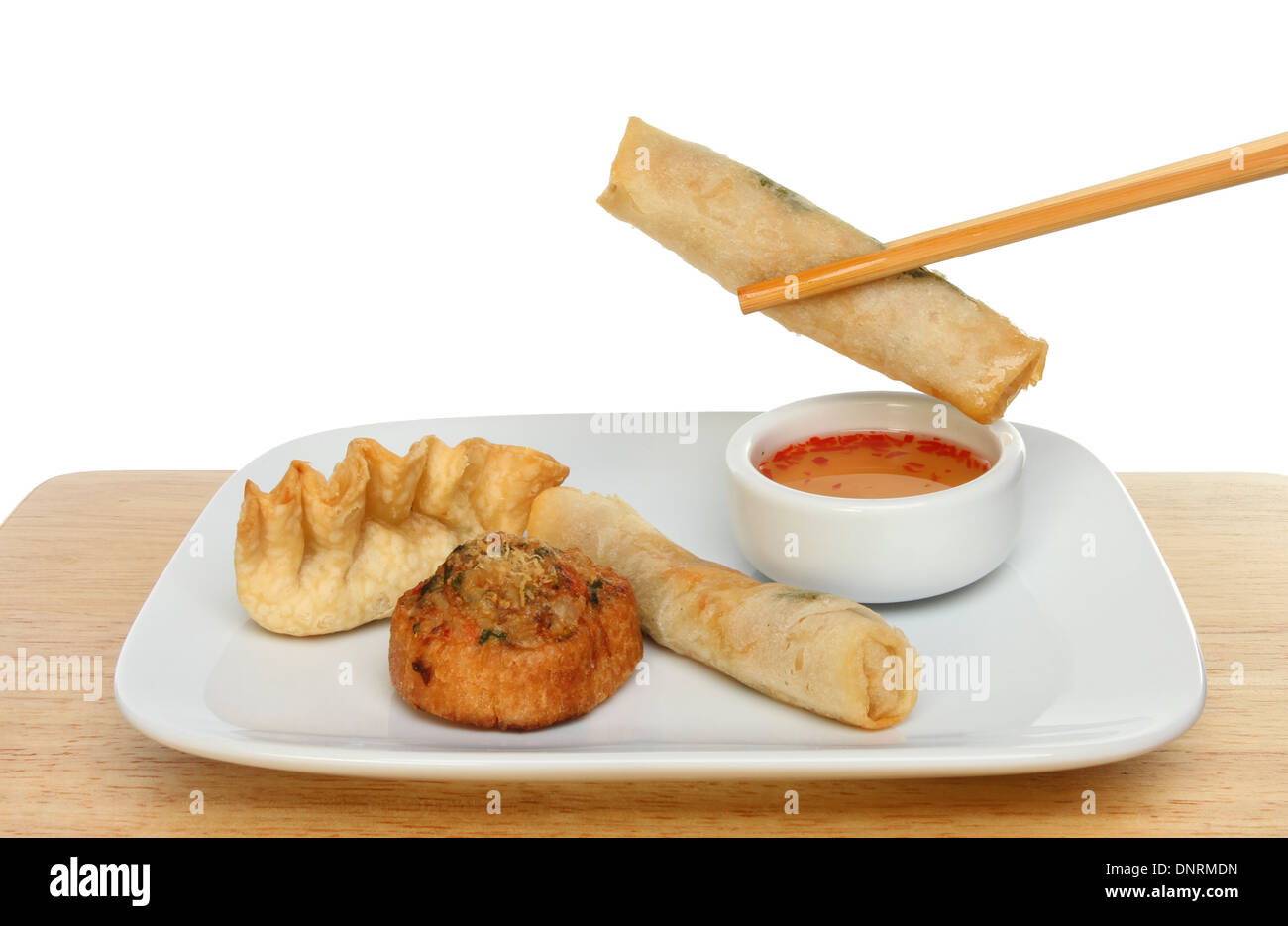 Chinesische Dim Sum auf einem Teller mit einem Pfannkuchen eintauchen in süßer Chilisauce Stockfoto