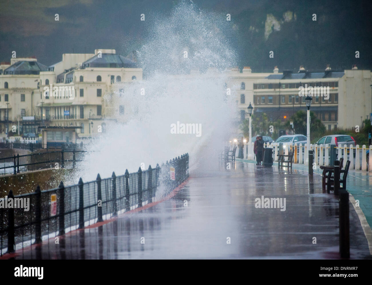 Dover, Kent, UK. 4. Januar 2014. Starker Wind, Regen und Wellen traf die Stadt von Dover, Kent. 4. Januar 2014. Foto von Brian Jordan/Alamy Live-Nachrichten Stockfoto