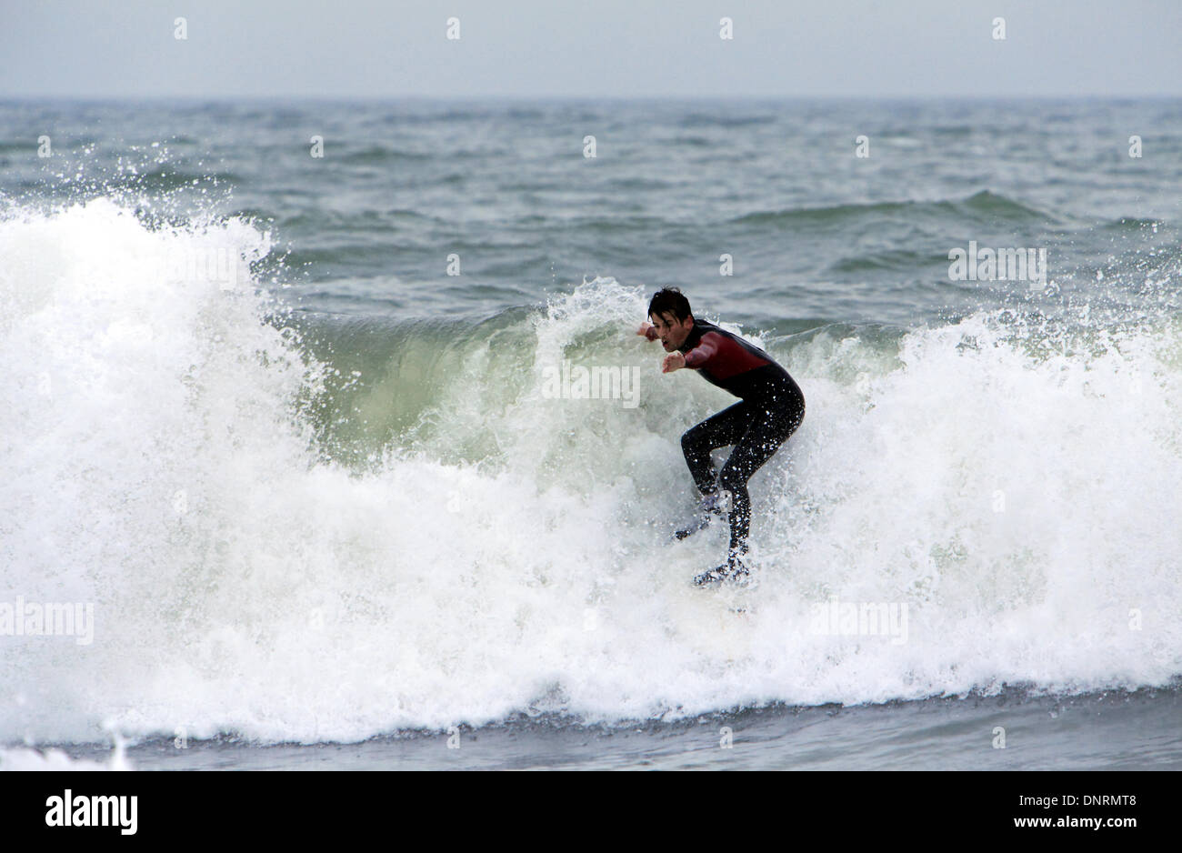 Villeneuve Les Maguelone, Languedoc Roussillon, Frankreich, 4. Januar 2014. Surf-Session im Mittelmeer. Bildnachweis: Digitalman/Alamy Live-Nachrichten Stockfoto