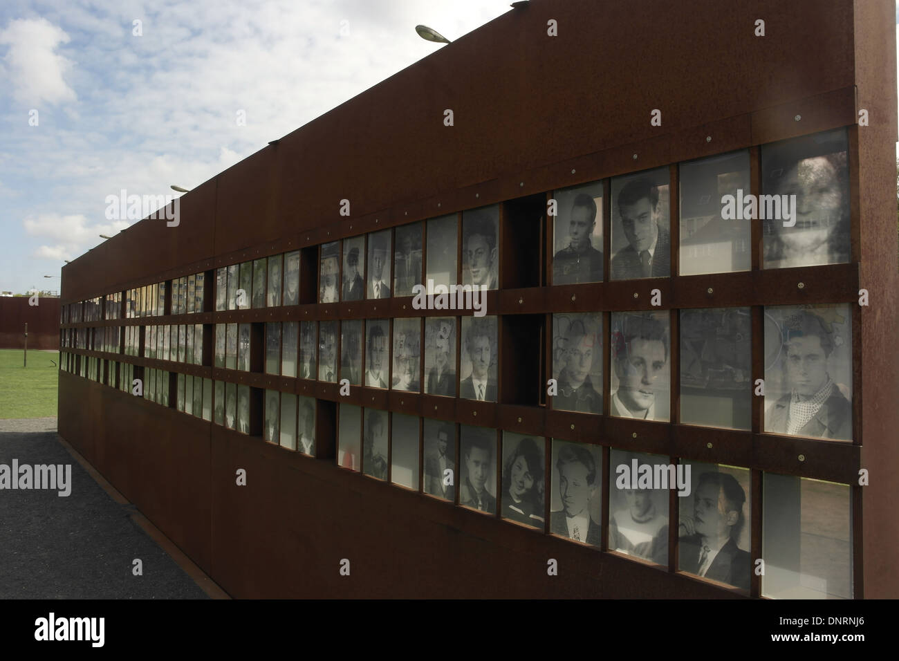 Blauer Himmel schräge Rückseite Blick auf 128 Bilder in dem Fenster des Gedenkens an die Opfer der Berliner Mauer, Berliner Mauer, Bernauer Straße Stockfoto