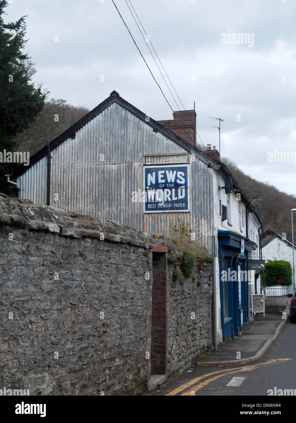 Jahrgang Nachrichten der Welt Zeitung 'Beste Sonntag Papier" Werbung Werbung auf der Seite eines Gebäudes in Knighton Powys Wales UK KATHY DEWITT Stockfoto