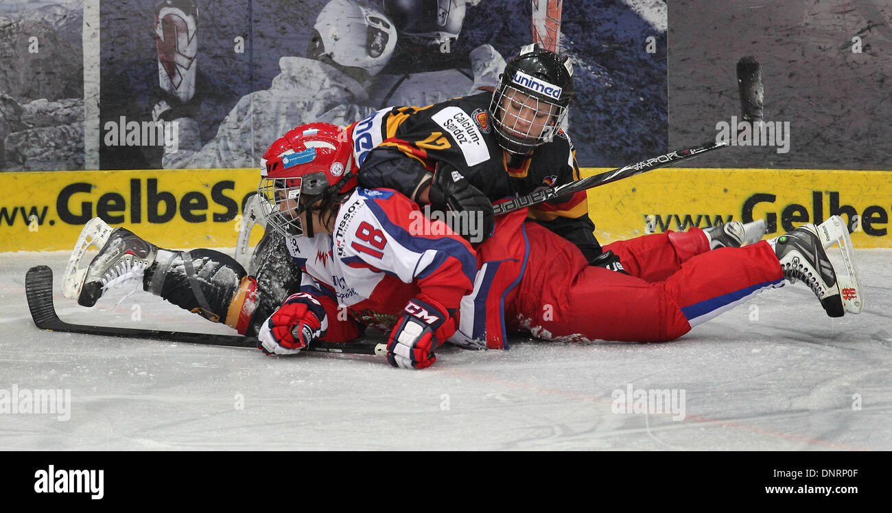 Garmisch-Partenkirchen, Deutschland. 4. Januar 2014. Deutschlands Susann Goetz (oben) im Kampf gegen Russlands Olga Sosina während der Frauen Nationen Cup 2014 Eishockey-match zwischen Deutschland und Russland in Garmisch-Partenkirchen, Deutschland, 4. Januar 2014. Foto: KARL-JOSEF HILDENBRAND/Dpa/Alamy Live News Stockfoto