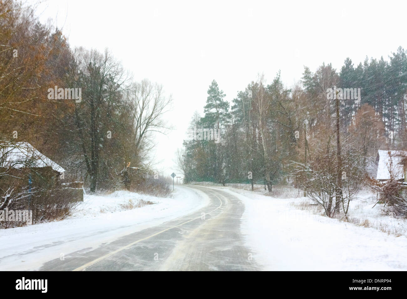 Snowy Land Straße im Winter. Widrige Wetterbedingungen Stockfoto