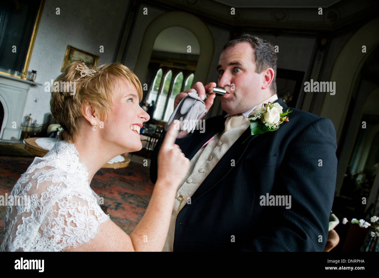 Eine frisch verheiratete Braut erzählt aus ihrem Bräutigam, wenn sie ihn  trinken aus einem Flachmann findet Stockfotografie - Alamy
