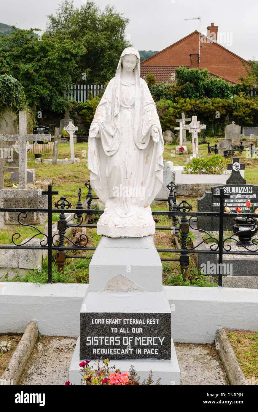 Statue der Jungfrau Maria am Grab von Nonnen aus den Sisters of Mercy Stockfoto