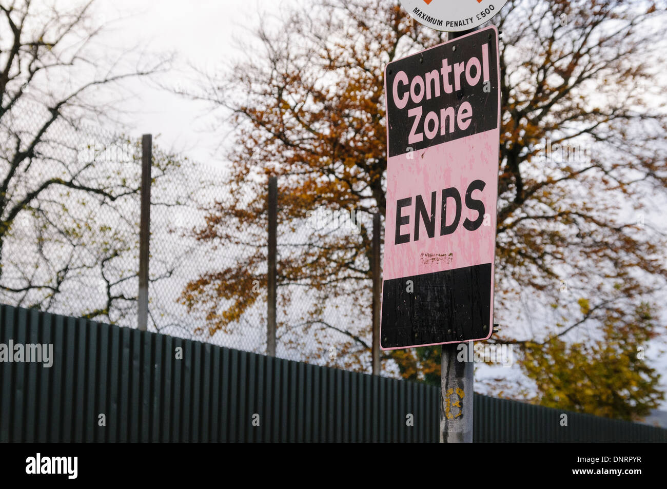 Schild am Ende der Kontrollzone, häufig in Belfast und Städte in Nordirland während der Unruhen Stockfoto
