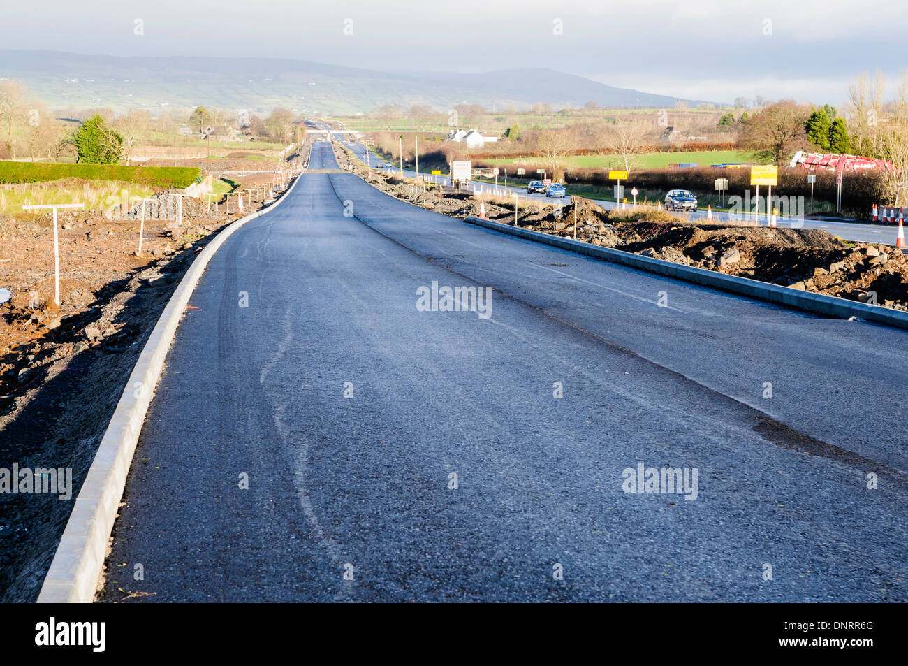 Neu gebaute Fahrbahn an einer Hauptstraße Stockfoto