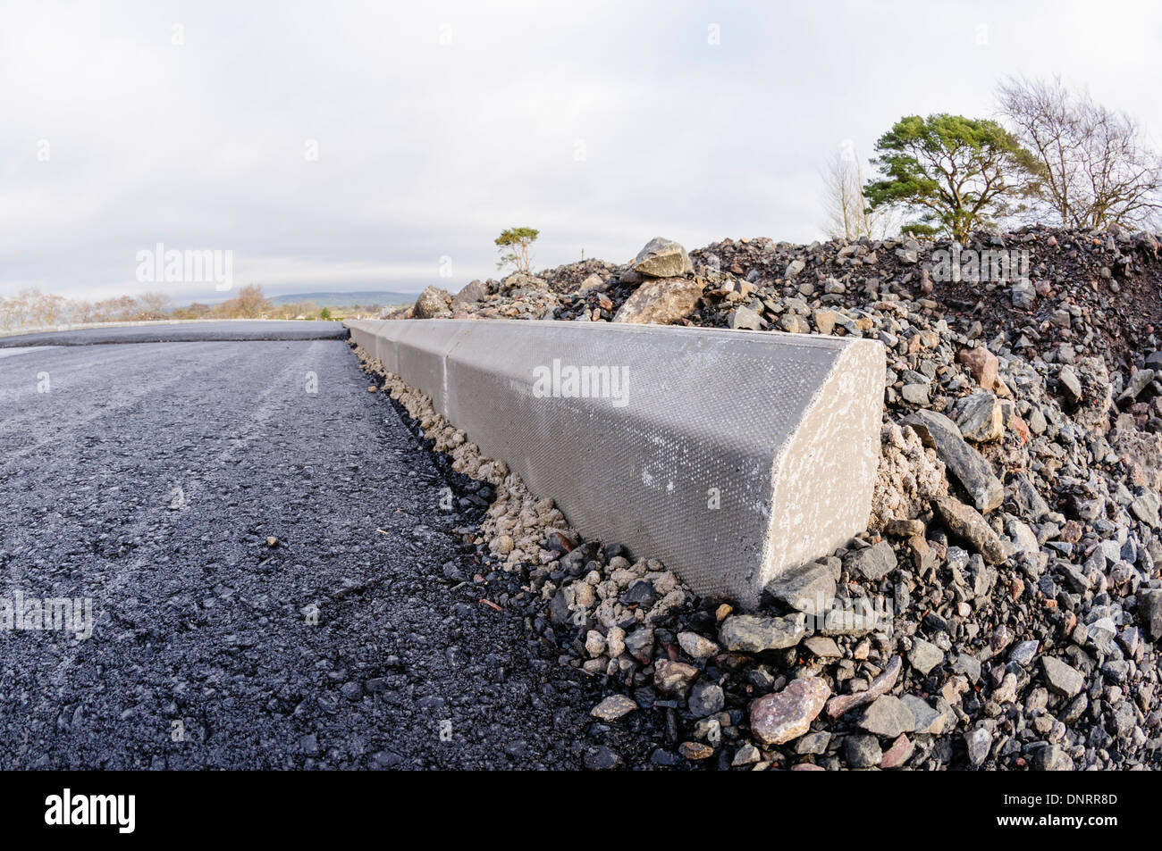 Halbfertigen Bordsteine auf einer neu gebauten Straße Stockfoto