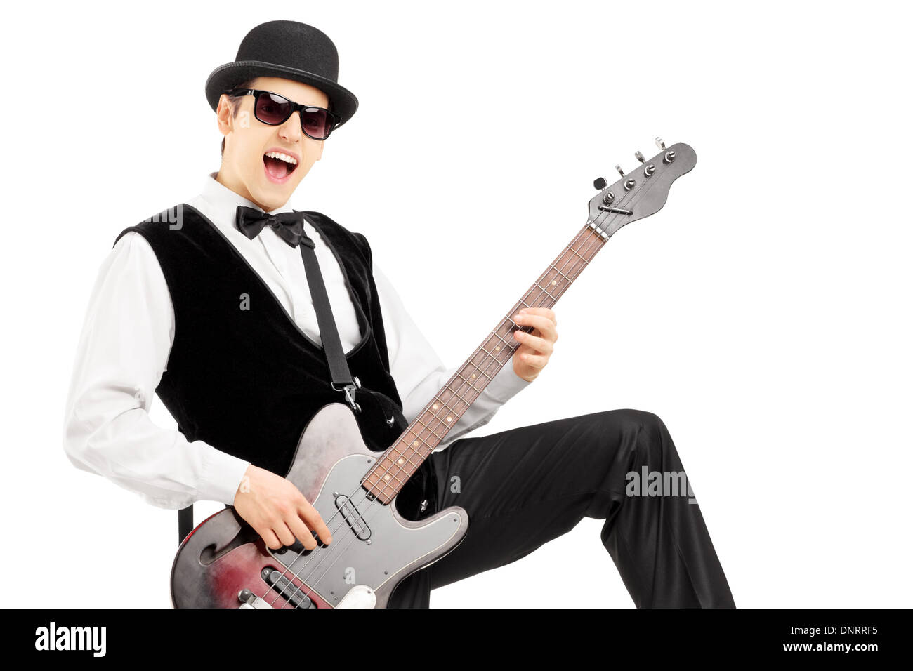 Euphorischen Mann spielt eine Bassgitarre isoliert auf weißem Hintergrund Stockfoto