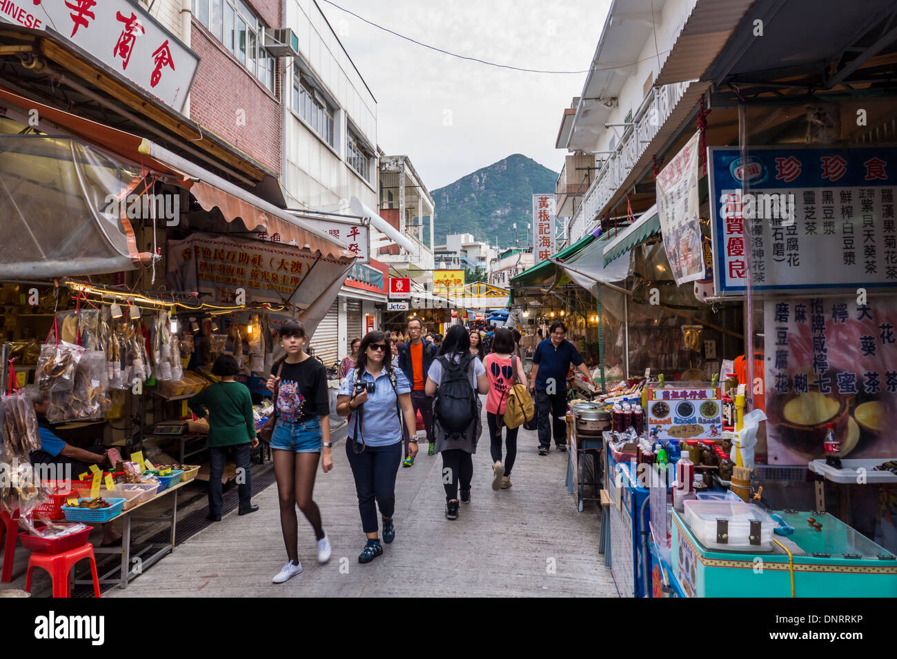 Straße ausgekleidet mit Fuß Stände und Restaurants in Tai O Fishing Village, Lantau Island, Hong Kong, China Stockfoto
