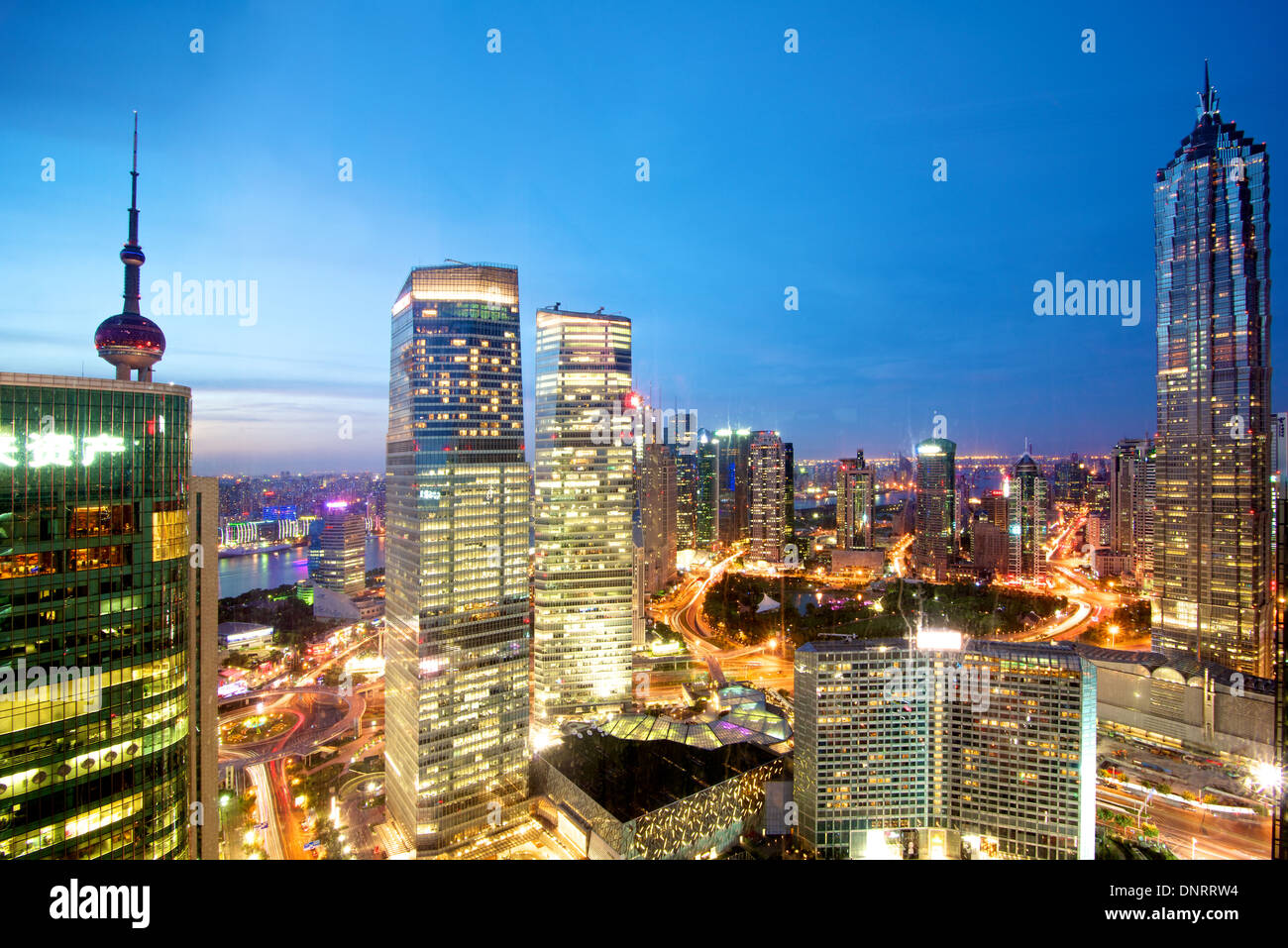 Schöne Shanghai Skyline-Blick bei Nacht Stockfoto