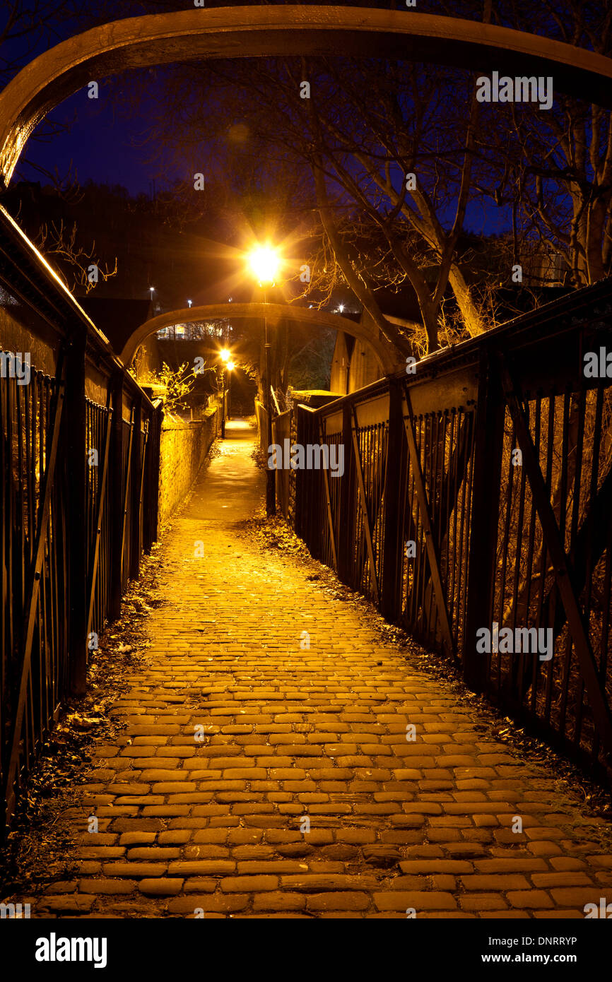 Fußgängerbrücke über den Fluß Calder bei Nacht, Sowerby Bridge, West Yorkshire Stockfoto