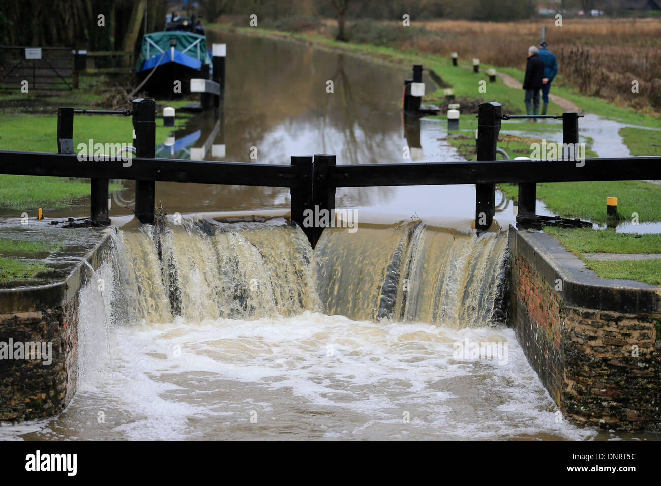 Godalming, Großbritannien. 5. Januar 2013. Flut Wasser fließt über Schleusen in Godalming, Surrey, nach der Fluss Wey seinen Ufern wieder platzt Credit: Joanne Roberts/Alamy Live News Stockfoto
