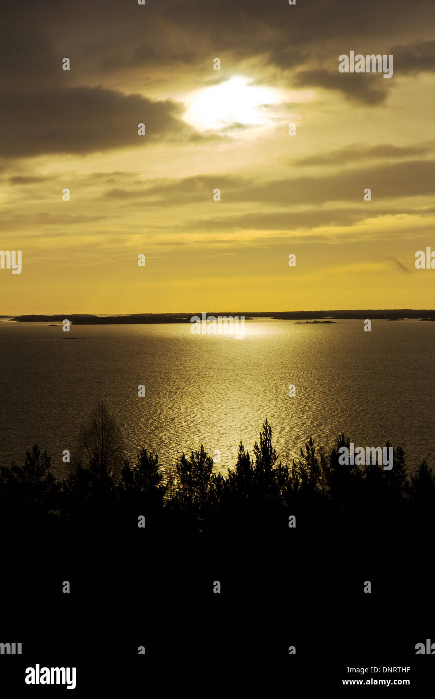 Sonne über der Ostsee in den schwedischen Schären Stockfoto