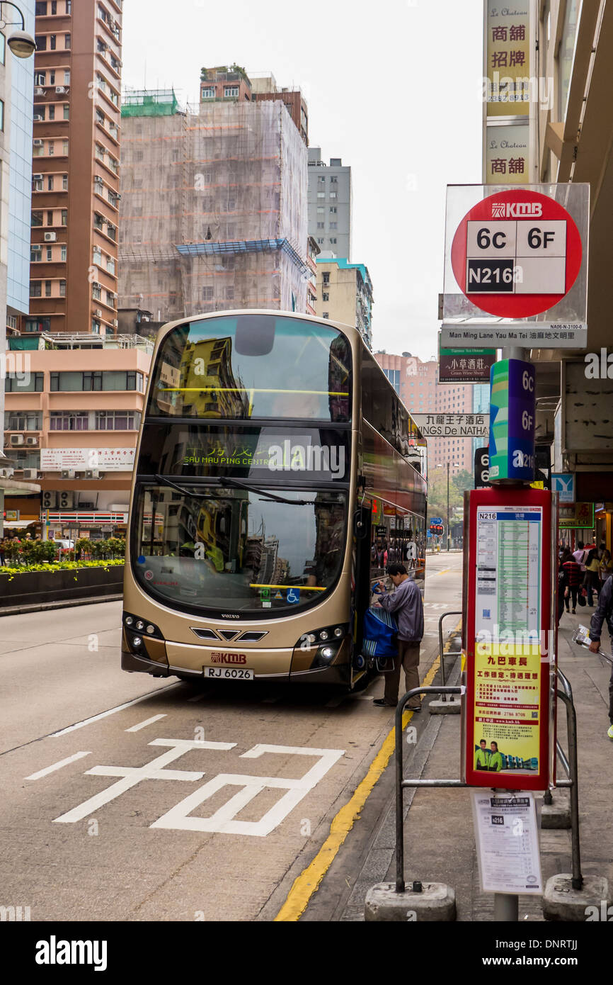 Doppeldecker-Bus auf der Straße von Tsim Sha Tsui, Kowloon, Hong Kong, China Stockfoto