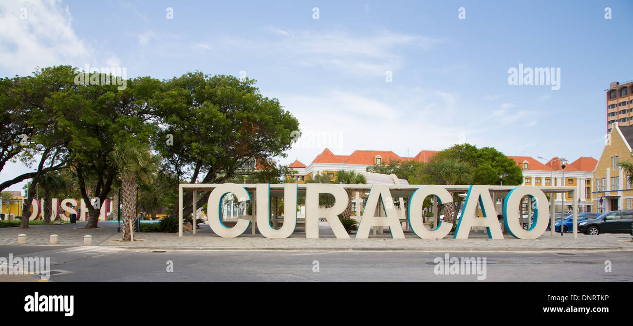 Massive Zeichen in der Mitte von Willemstad, Curacao. Stockfoto