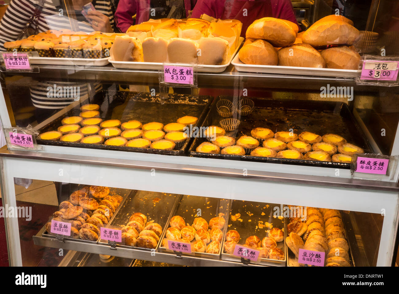 Anzeige von Gebäck und Kuchen, Tsim Sha Tsui, Kowloon, Hong Kong, China Stockfoto