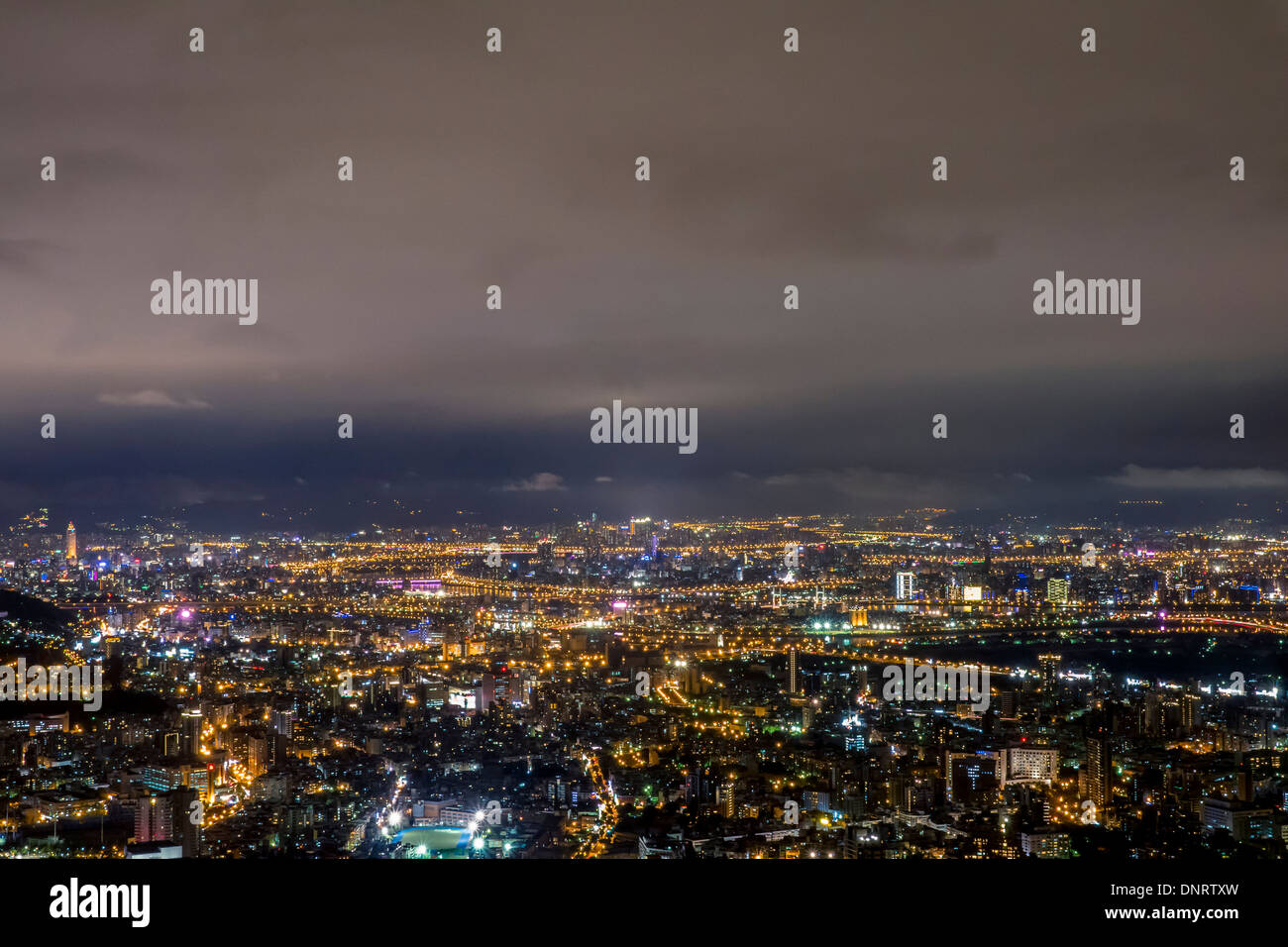 Nacht-Ansicht von Taipei City, Taiwan Stockfoto