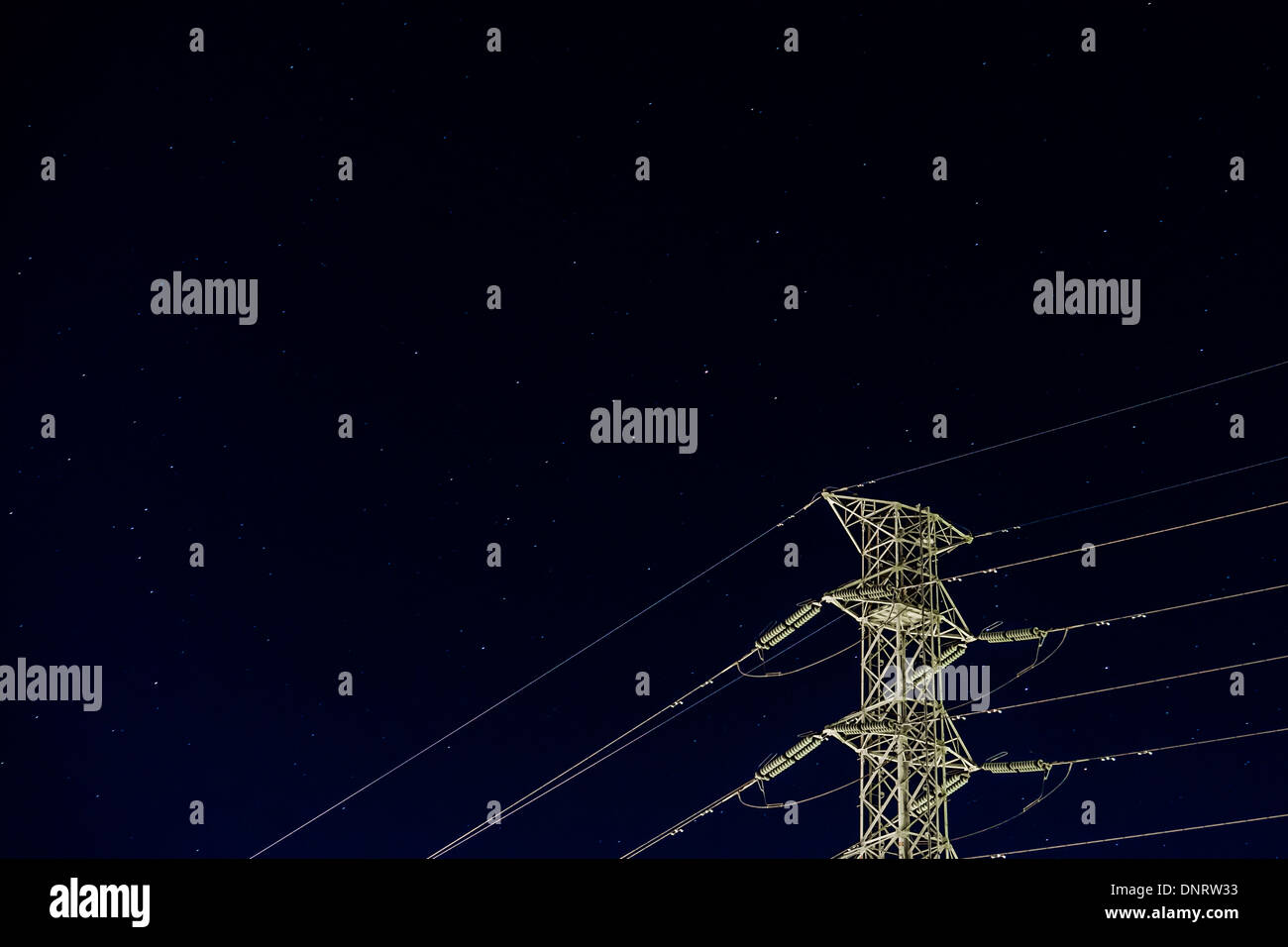 Telegrafenmast mit dunklen Himmel in den backgroud Stockfoto
