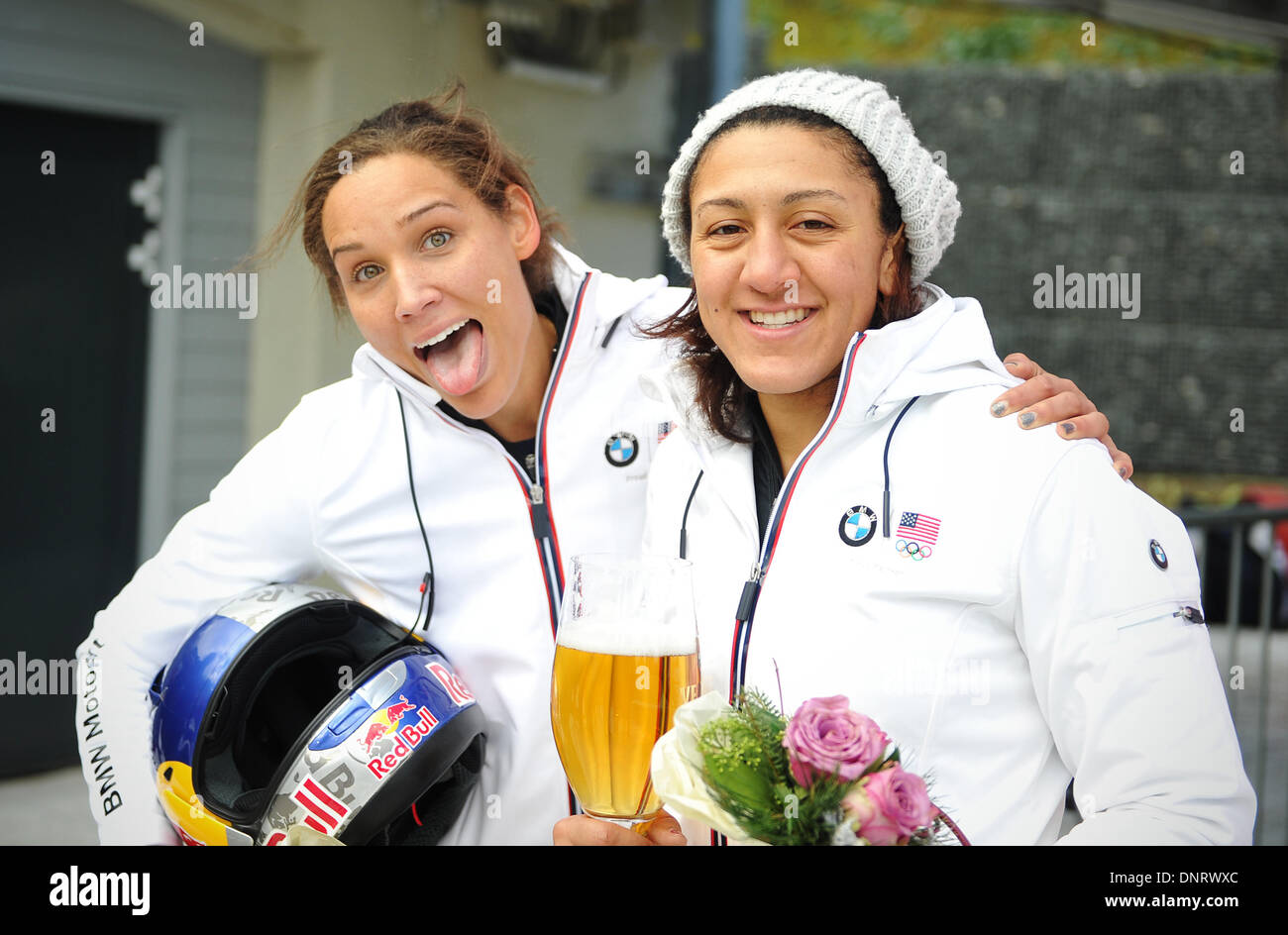 Winterberg, Deutschland. 5. Januar 2014. U.S. Bobteam stellen Elana Meyers (R) und Lolo Jones auf dem Podium nach einem zweiten während der zwei Frau Bob-WM in Winterberg, Deutschland, 5. Januar 2014. Foto: JAN-PHILIPP STROBEL/Dpa/Alamy Live News Stockfoto