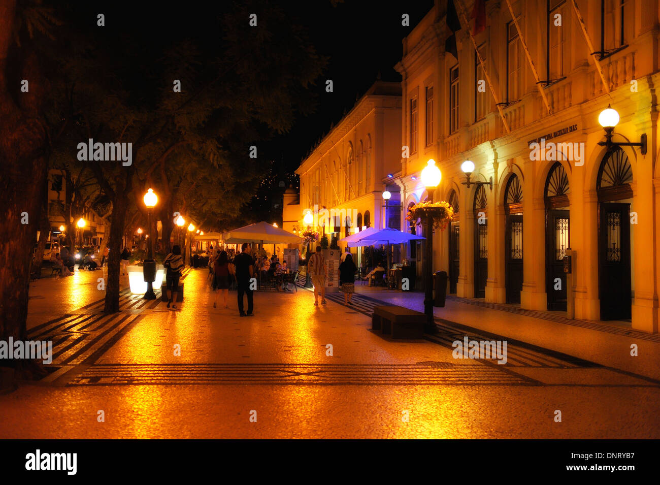 Funchal Madeira. Beleuchtete Straße und Outdoor-Cafe restaurant Stockfoto