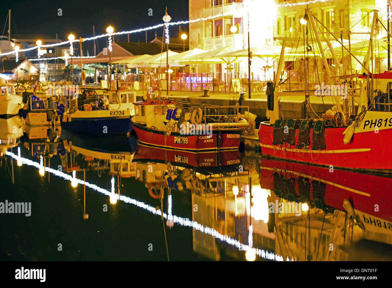 Trawler in der Nacht Nachdenken über Wasser Sutton Harbour Plymouth Barbican UK Stockfoto