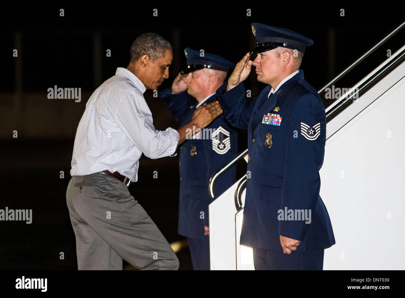 Honolulu, Hawaii, USA. 4. Januar 2014. US-Präsident Barack Obama (L) Platinen bei seinem Abschied aus bei gemeinsamen Basis Pearl Harbor-Hickam in Honolulu, Hawaii, USA, 4. Januar 2014 Air Force One. Der Präsident und die Töchter Sasha und Malia sind nach Washington, D.C. aus Hawaii zurück wo sie den Winterurlaub verbracht, während er First Lady in Hawaii restlich ist. Bildnachweis: Kent Nishimura / Pool über CNP/Dpa/Alamy Live News Stockfoto