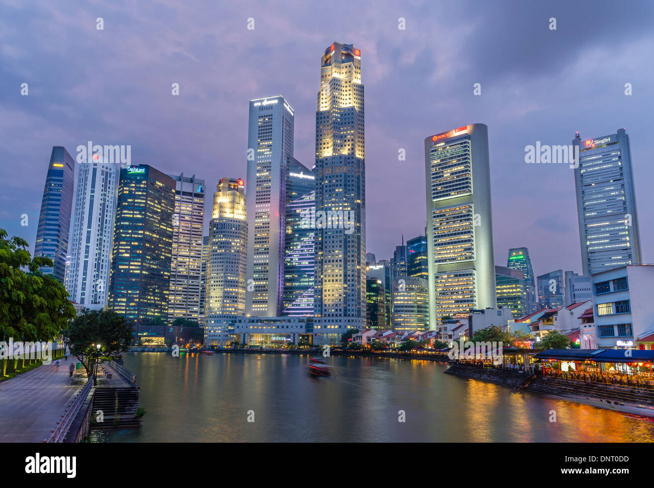 Nachtansicht der Hochhäuser, Singapur Stockfoto