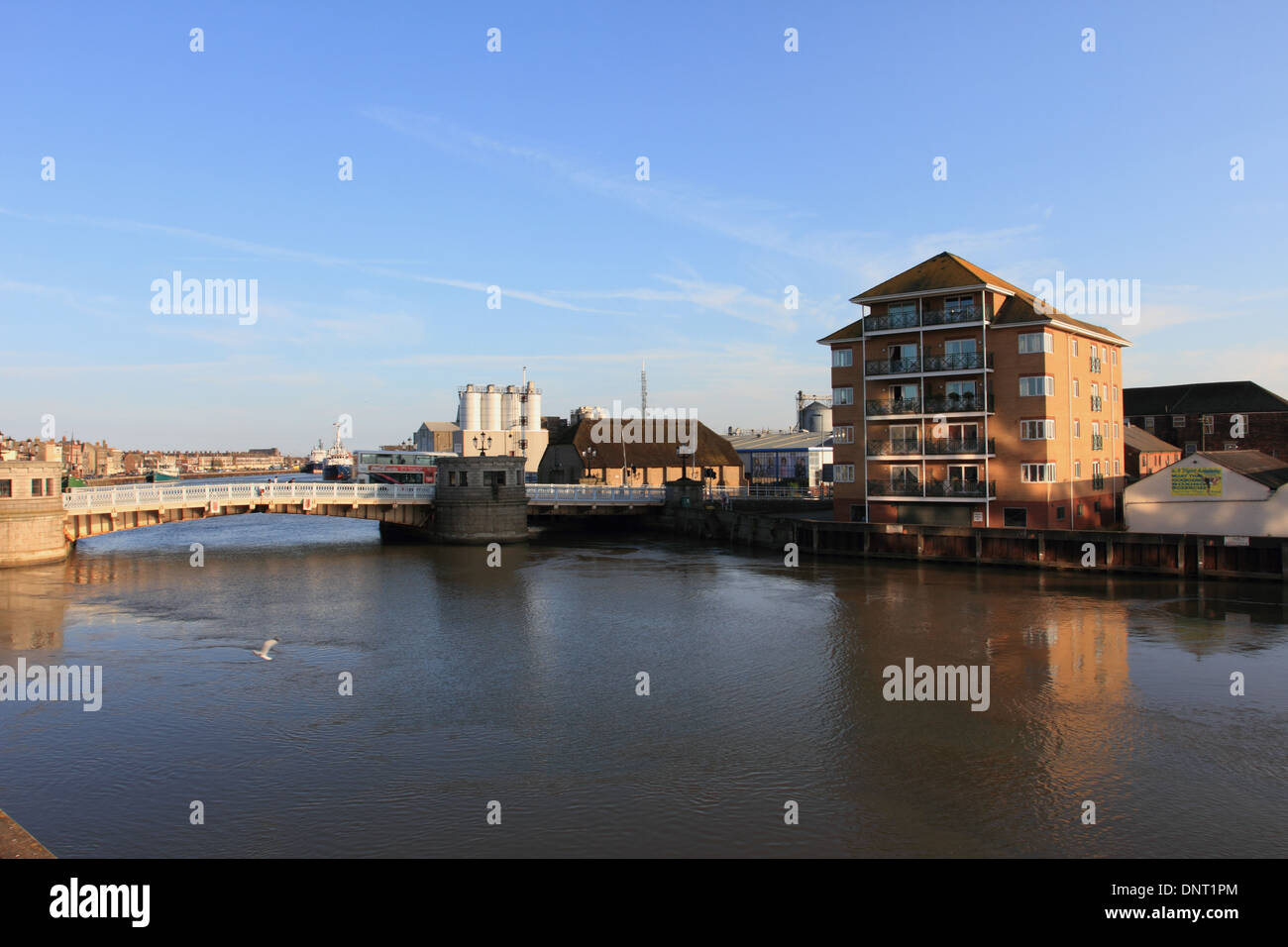 Hafen Sie, Brücke, yare River, Fluss Kai hohes Gebäude neben Fluss, great Yarmouth, Norfolk, Großbritannien Stockfoto