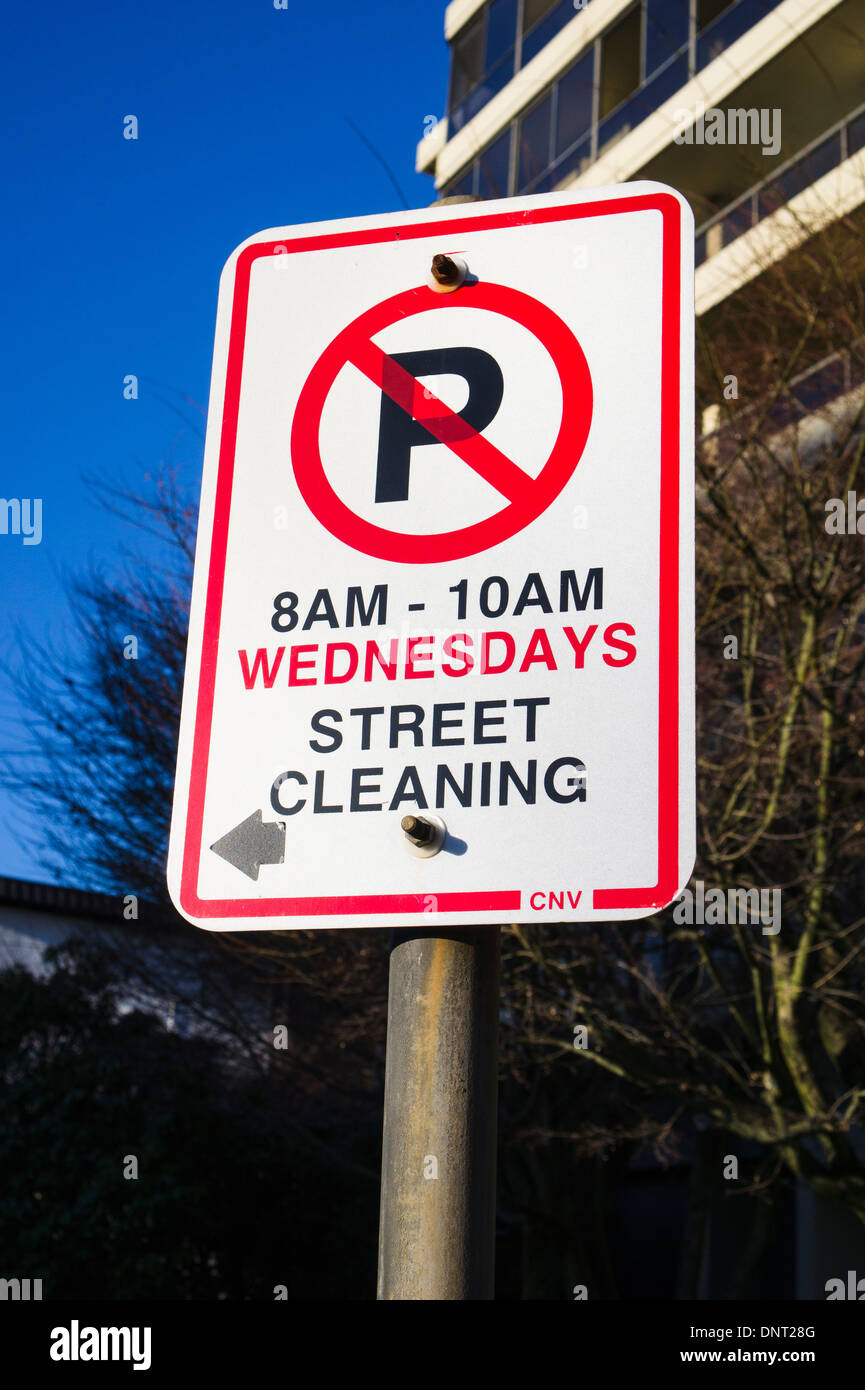 Anzeigenden Parken Beschränkungen wegen der wöchentlichen Straßenreinigung zu unterzeichnen. Stockfoto