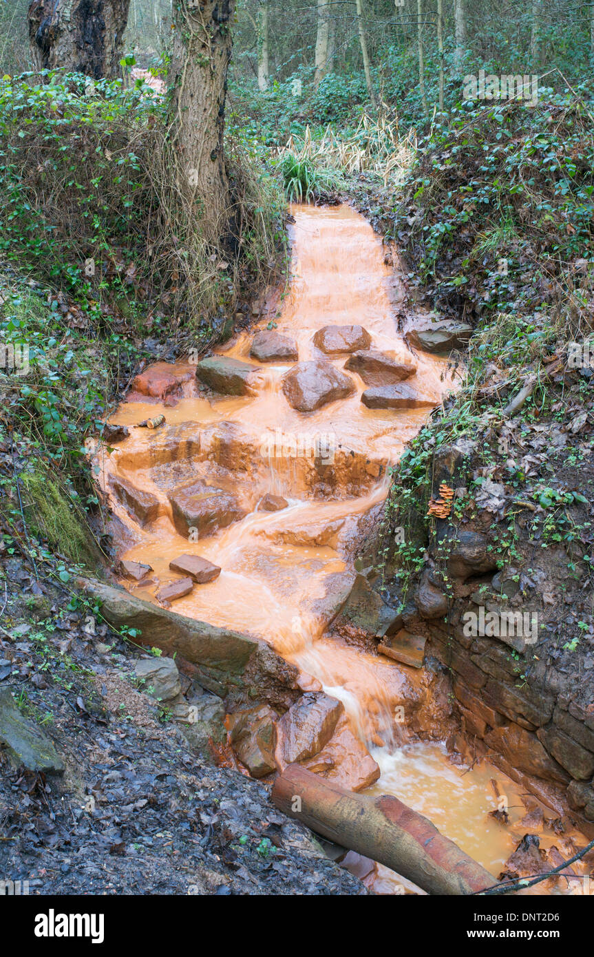 Ein Stream, gedacht, um von Eisenstein Einlagen, verfärbt durchzieht Jeffreys, Washington, Nord-Ost England UK Stockfoto