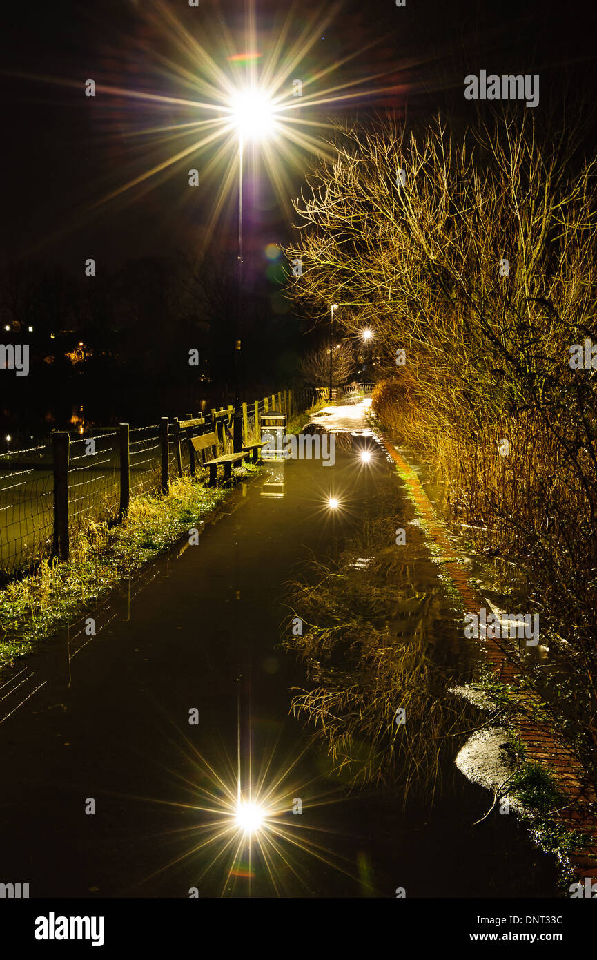 Salisbury Stadt Weg Reflexion während Januar 2014 Überschwemmungen Stockfoto