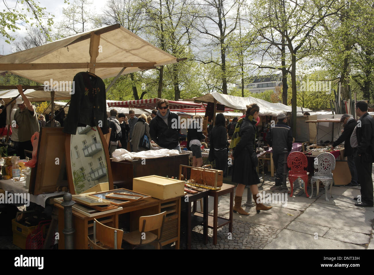 Sunny Blick auf grüne Bäume, stall mit Möbeln und Haushalt ... Sunny Blick auf grüne Bäume, stall mit Möbeln und Haushalt ...