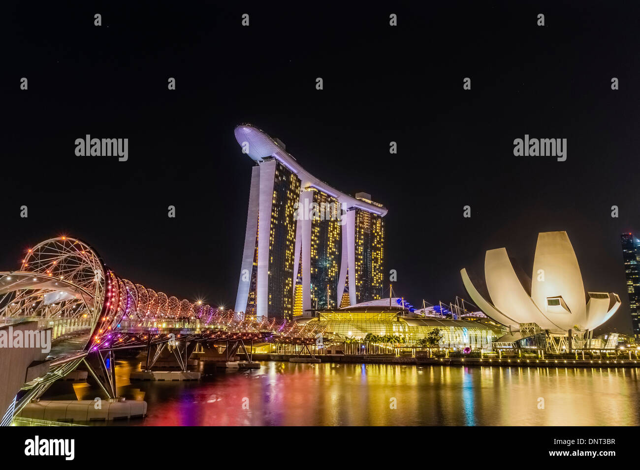 Nachtansicht des Marina Bay Sands und Helix-Brücke, Singapur Stockfoto