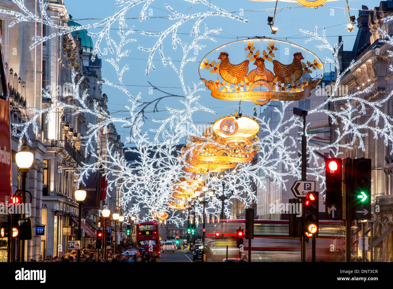 Regent Street dekoriert für die Weihnachtszeit, London, Vereinigtes Königreich Stockfoto